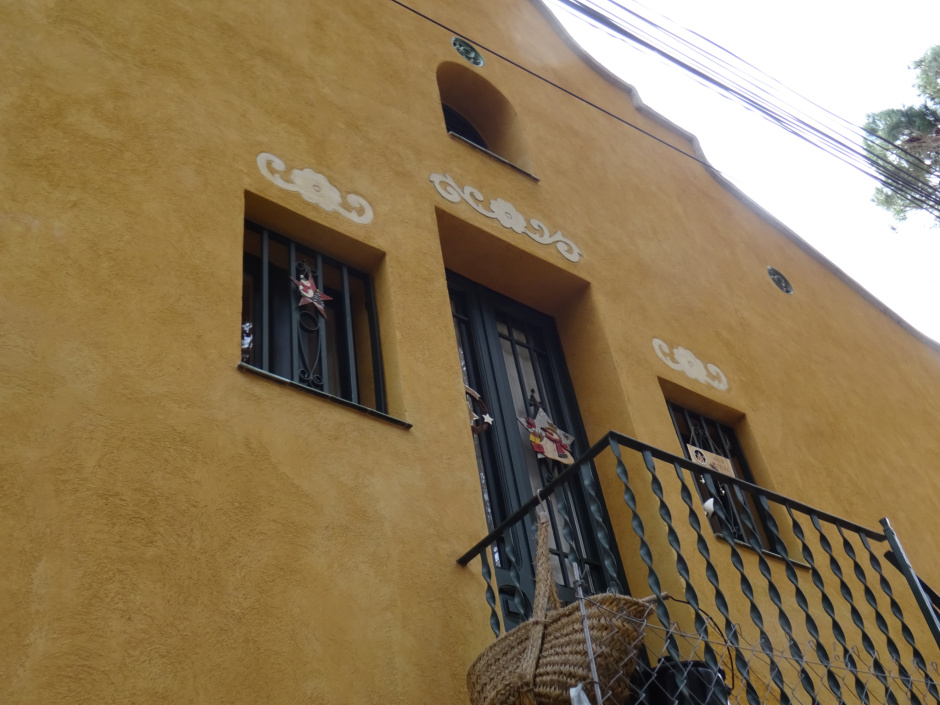 Detall de la façana principal del xalet al passatge Sant Julià número 9.