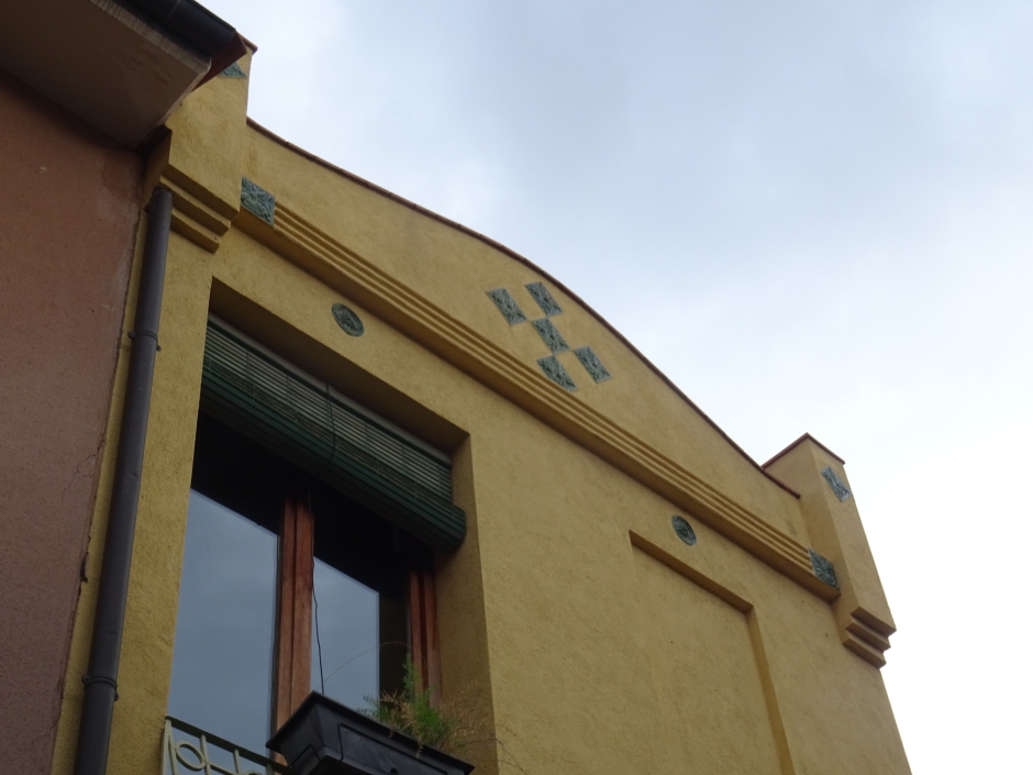 Coronament de la casa al carrer de Sant Esteve número 13.