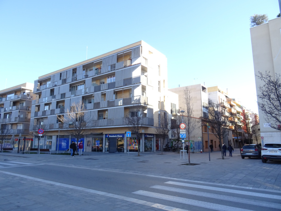 Carrers de la Torre i de la Creu i jardins de llevant del monestir.