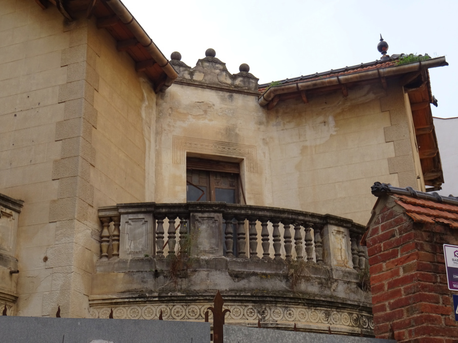Detall del balcó del primer pis de Villa Montserrat.