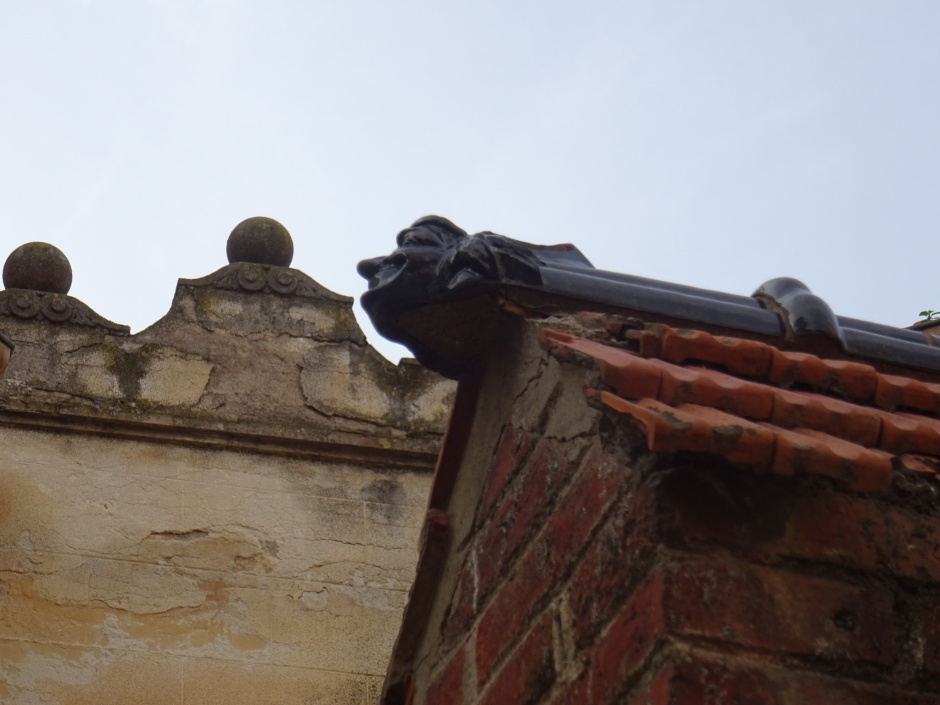 Detall ornamental ceràmic del cancell i tanca de Villa Montserrat.