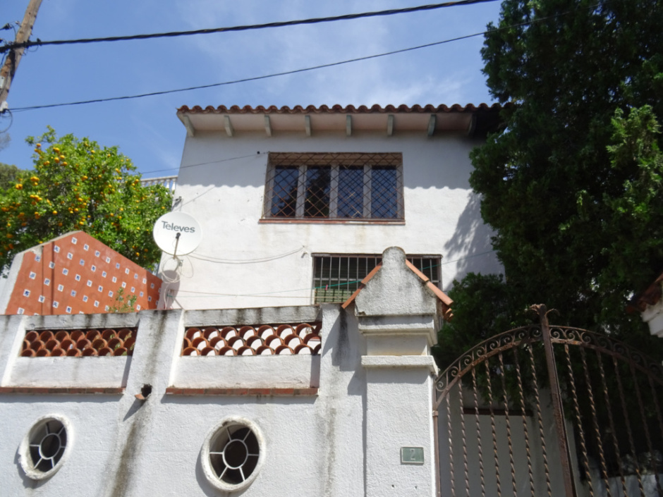 Cos a tocar de la parcel·la de l'avinguda de Tarruell número 4