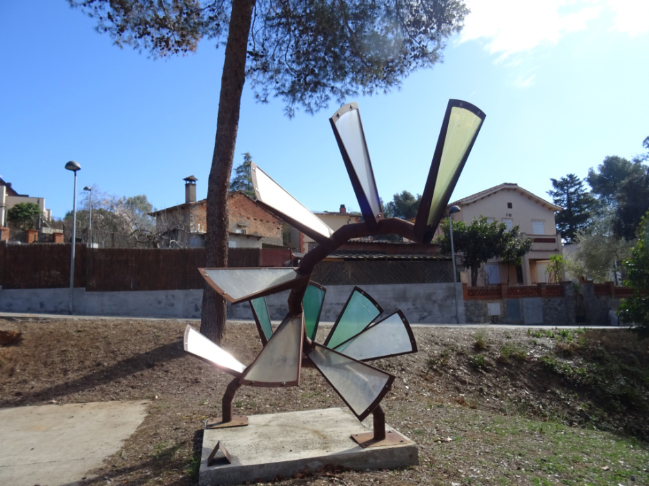Monument "Hèlix" a la plaça de les Ones.