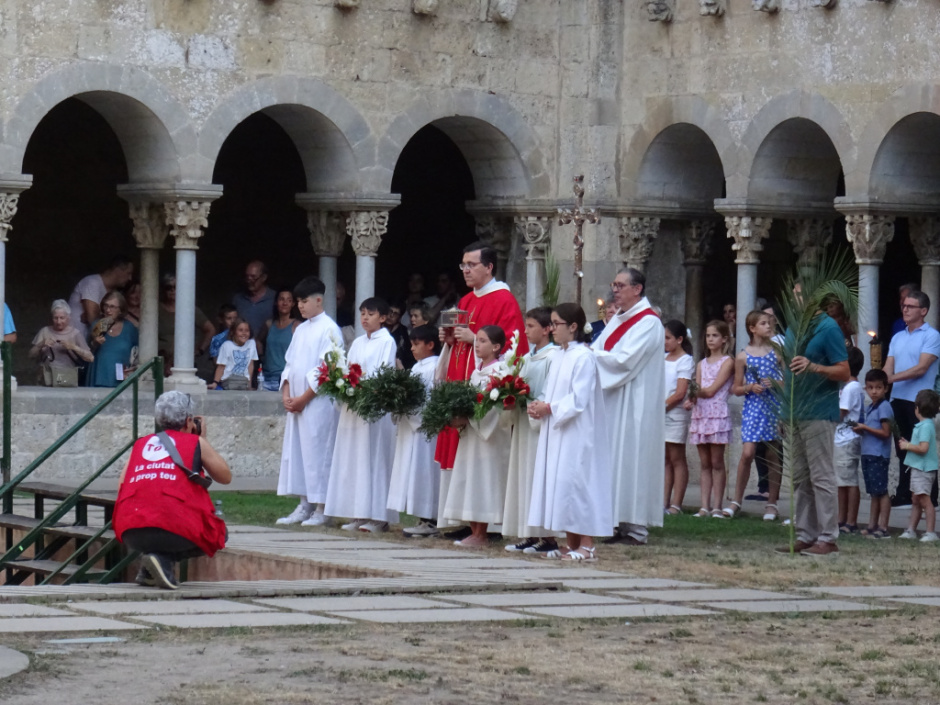 Pregària al claustre del monestir dedicada a sant Cugat