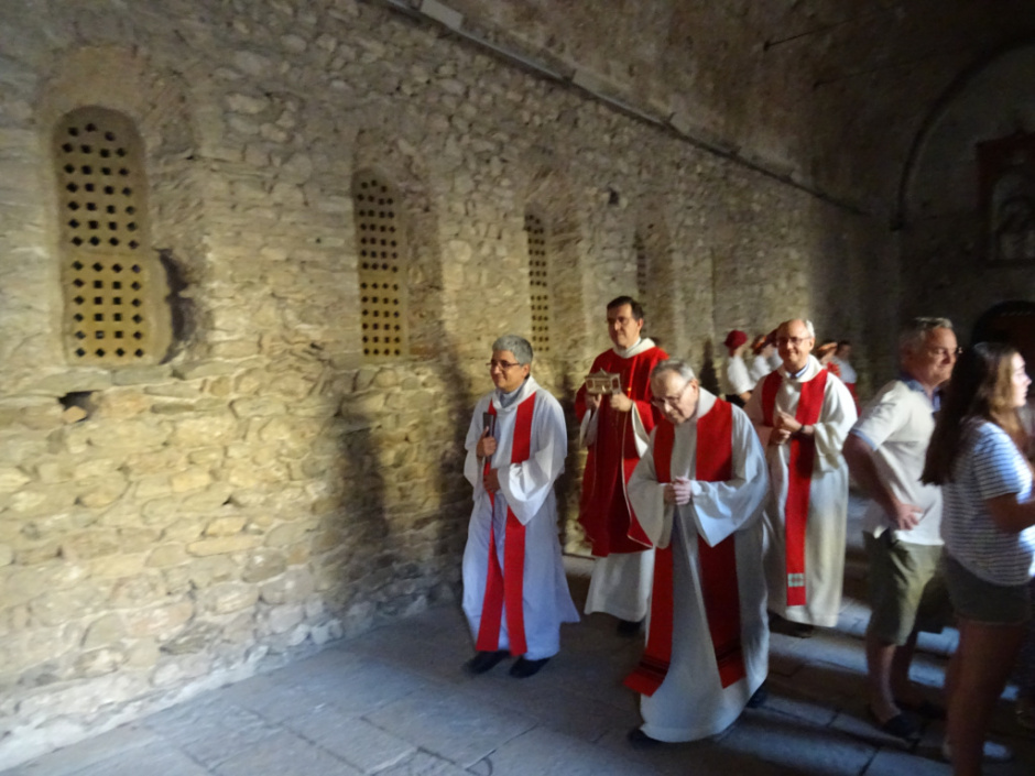 Processó a l'interior del claustre amb la relíquia del màrtir sant Cugat 