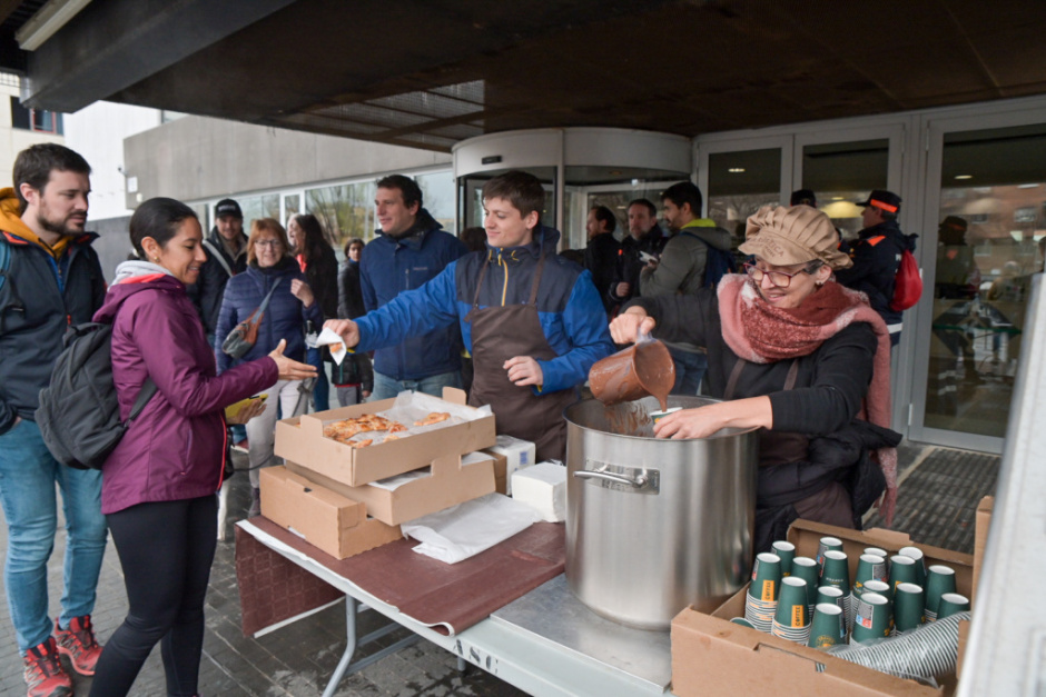 Xocolatada popular a la plaça de la Vila (Ajuntament de Sant Cugat del Vallès, any 2024)