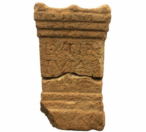 Petit altar dedicat a Luci Vero Tutano del jaciment de Can Cabassa (Museus de Sant Cugat)