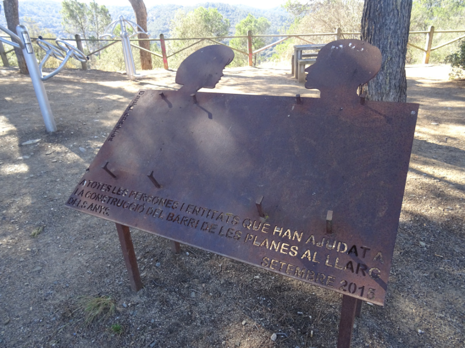 Monument als veïns i entitats de les Planes