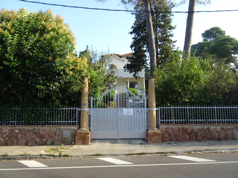 Tanca i cancell de la casa de l'avinguda Ramon Escayola número 70