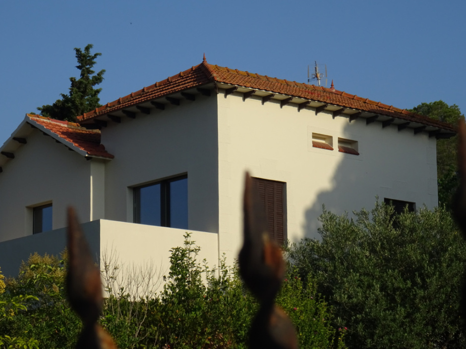 Façana lateral de la casa de l'avinguda Ramon Escayola número 70