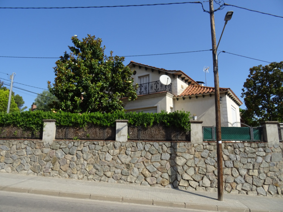 Casa de l'avinguda Can Monmany números 24 - 30