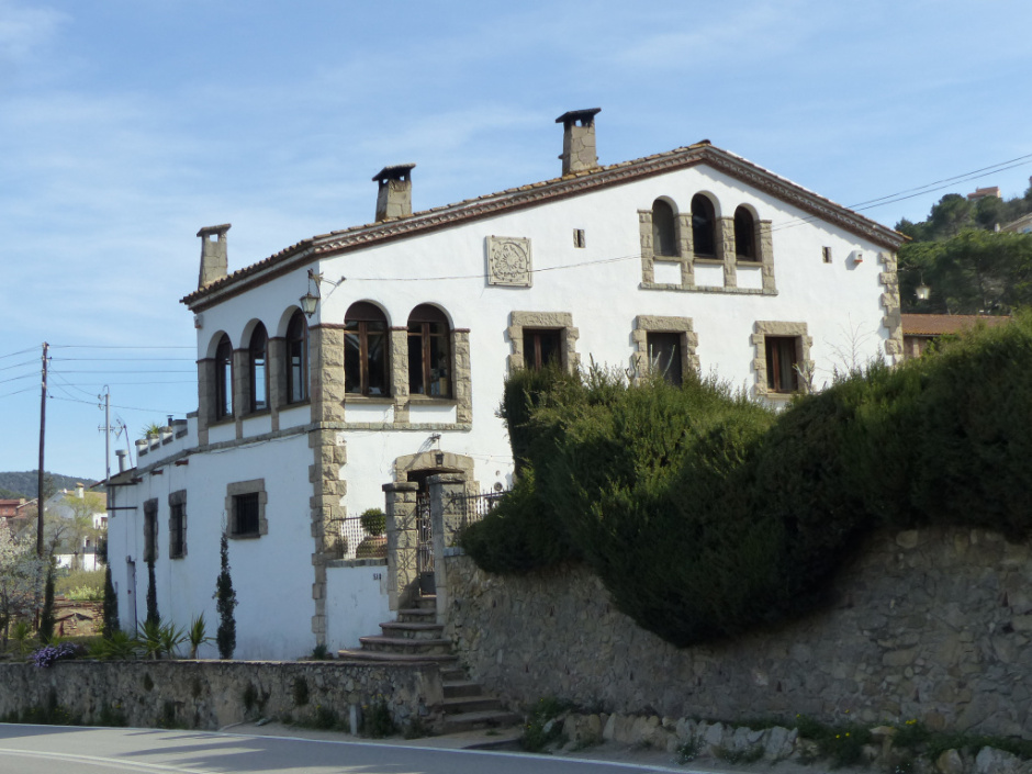 Vista frontal de la façana.