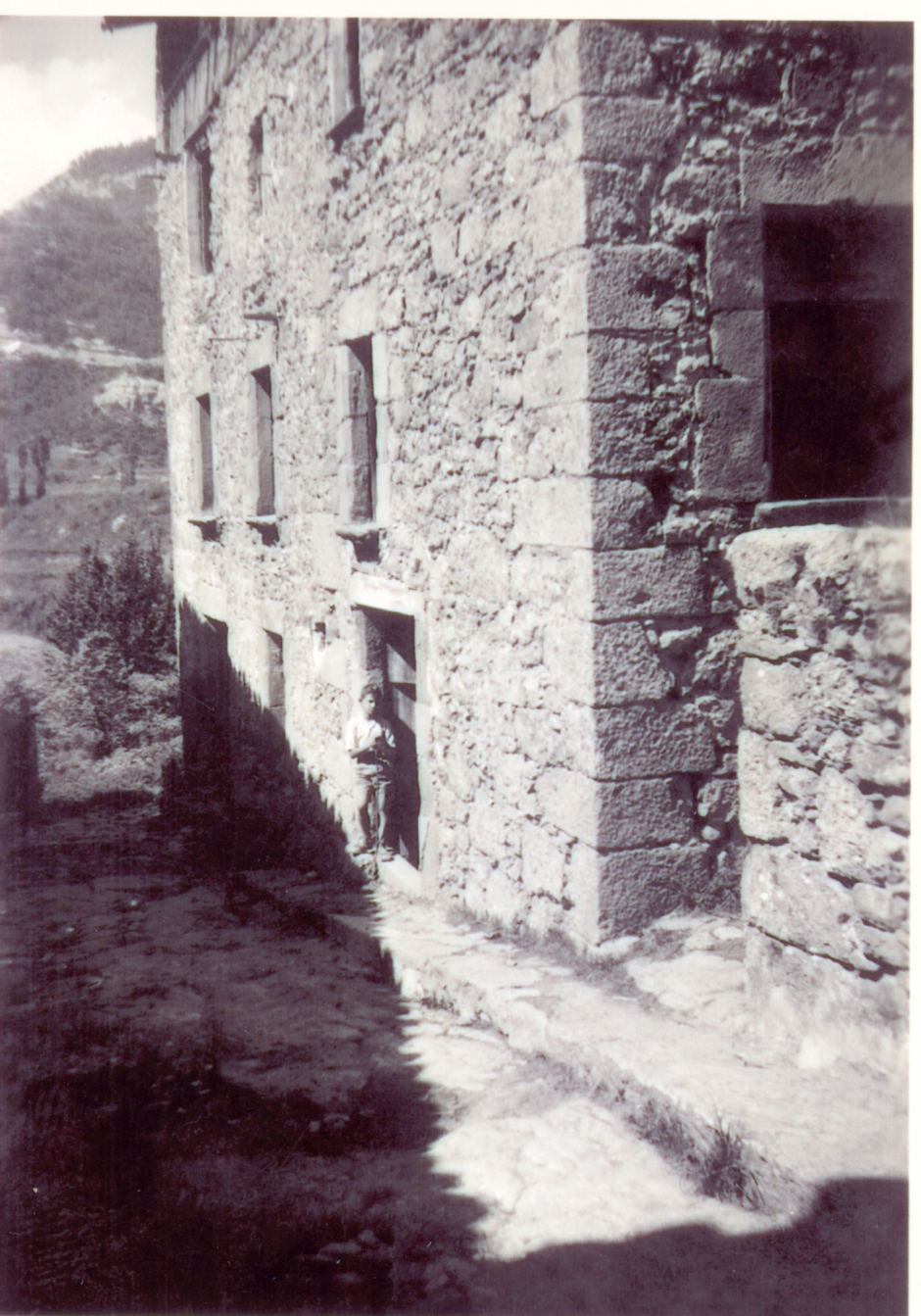 Façana de migjorn de Cal Ferrer, amb accés al carrer de baix