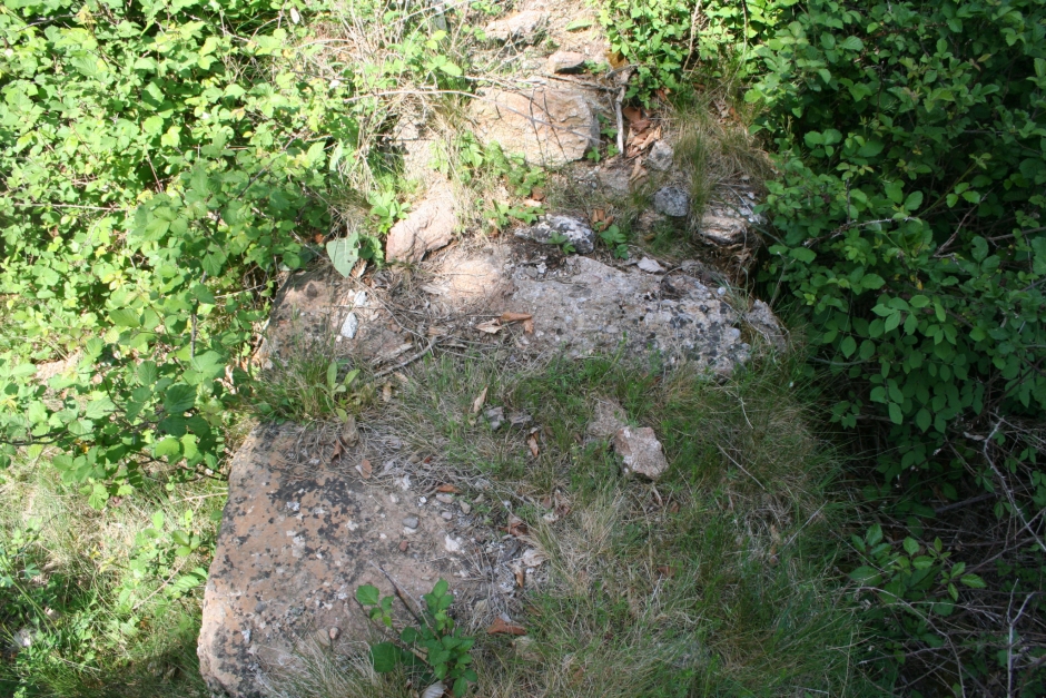 Restes del mur de l'església vella de Sant Jaume de Frontanyà
