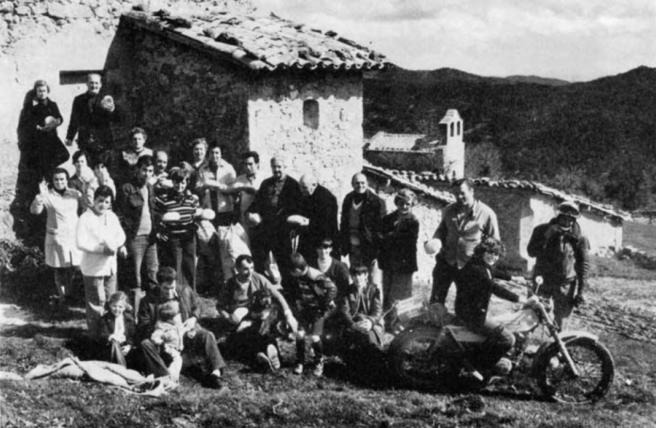 Fotografia d'un aplec de Tubau. Llibre VINYETA, R. (1978) Sant Jaume de Frontanyà i l'alta vall del riu Merlès.