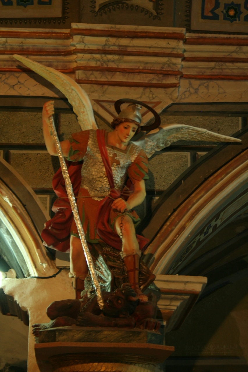 Actual imatge de Sant Miquel i el dimoni dels Oms. 