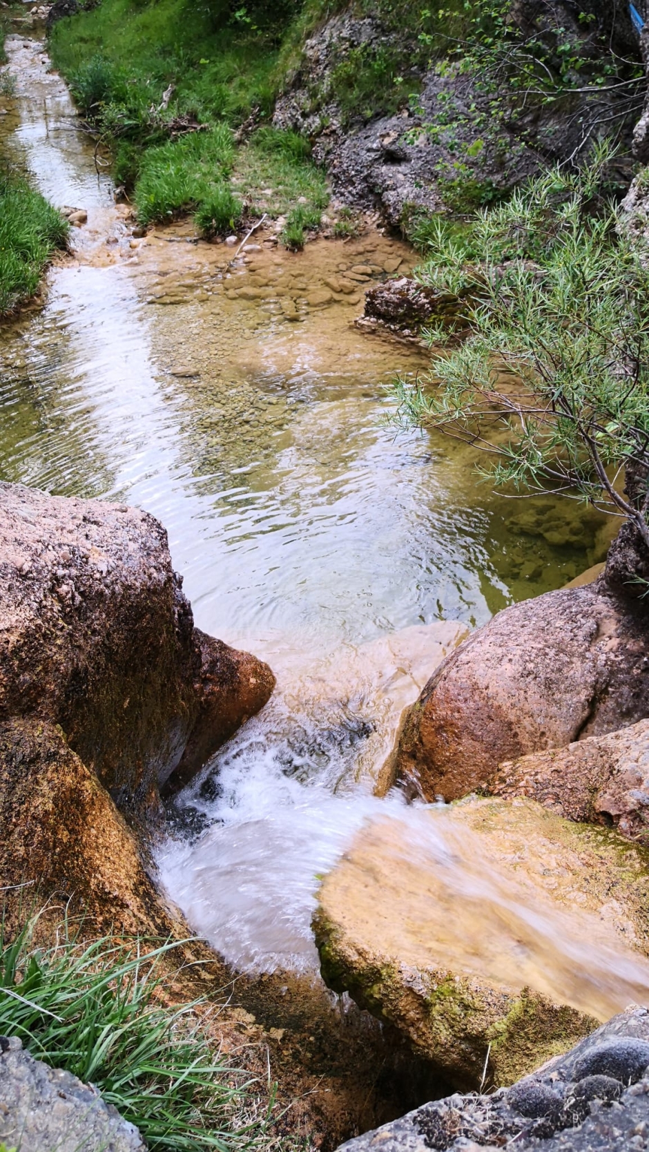 Pas de la riera del Merlès per la finca del Prat. Foto de Jordi Soler. 