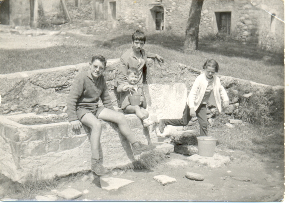 Imatge històrica de l'antiga font del poble i l'abeurador. Arxiu família Vilalta. 