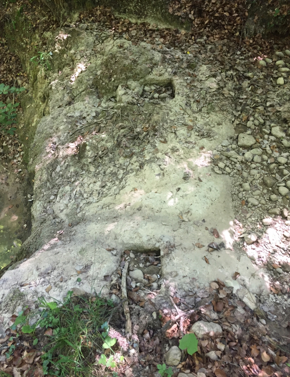 Restes del que podria ser una estructura de contenció al rec de les Solls, a pocs metres del molí de Santa Eugènia