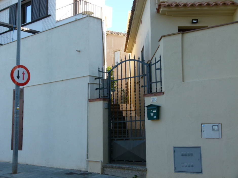 Al fons del passatge, façana principal de Can Mata.