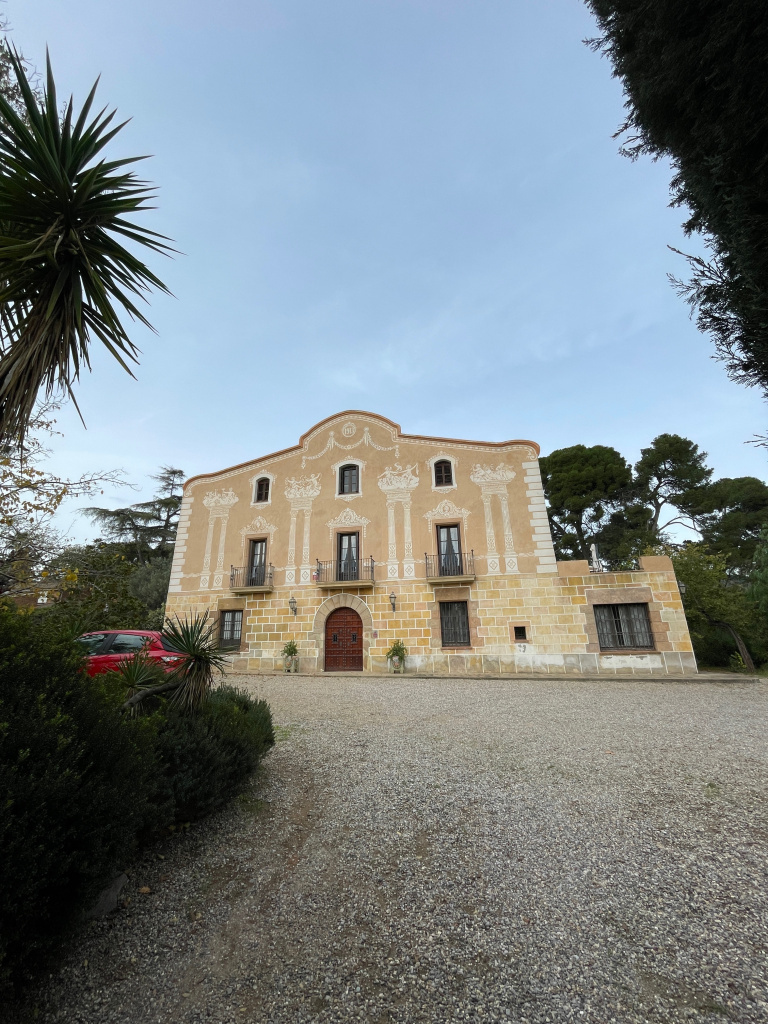 Vista general de l'entrada i la façana.