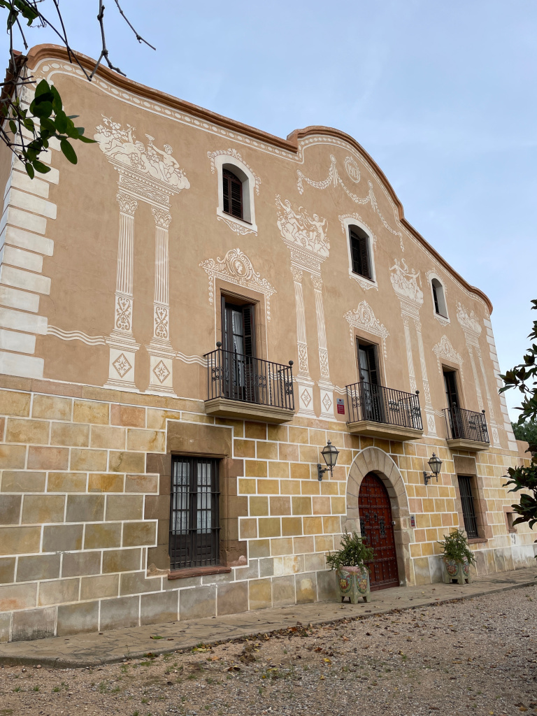 Vista lateral de la façana.