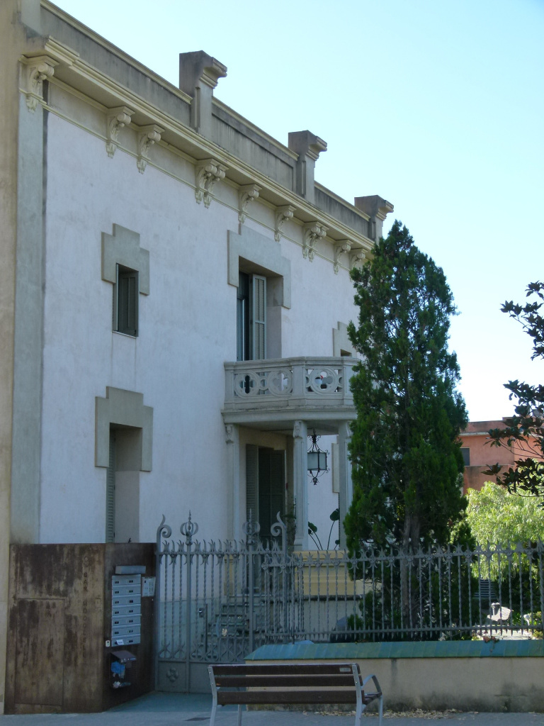 Vista detall de la façana principal.