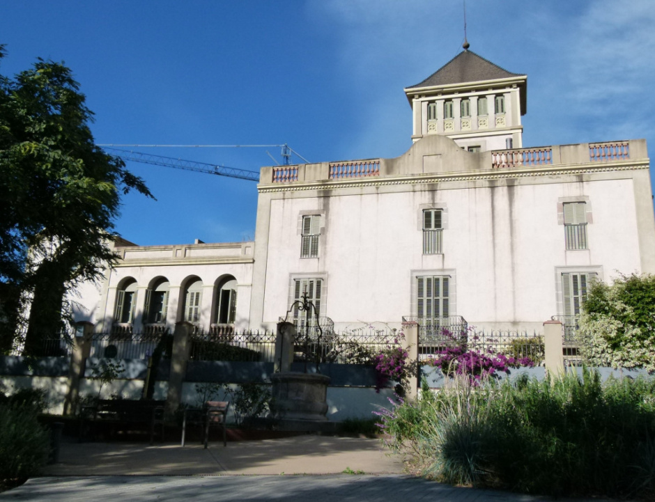 Vista general de la façana posterior.