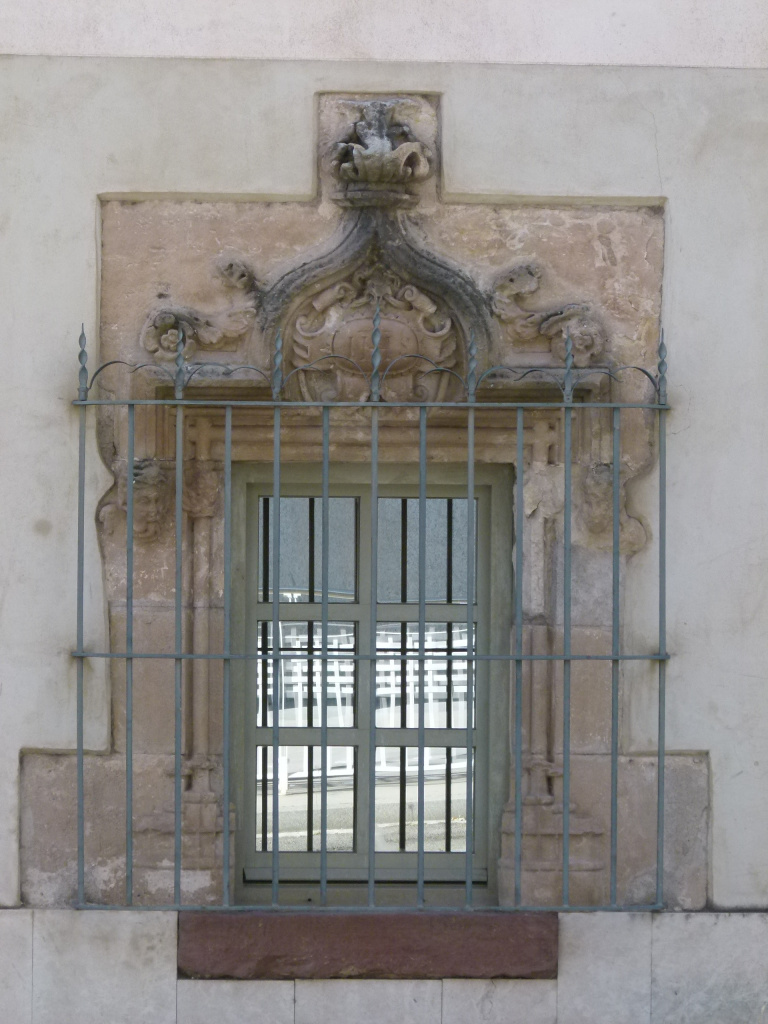 Vista detall finestra de la rambla de Modolell.