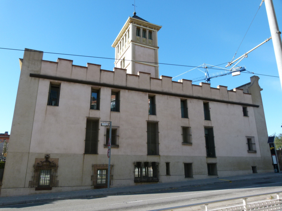 Vista detall de la façana de la rambla de Modolell.