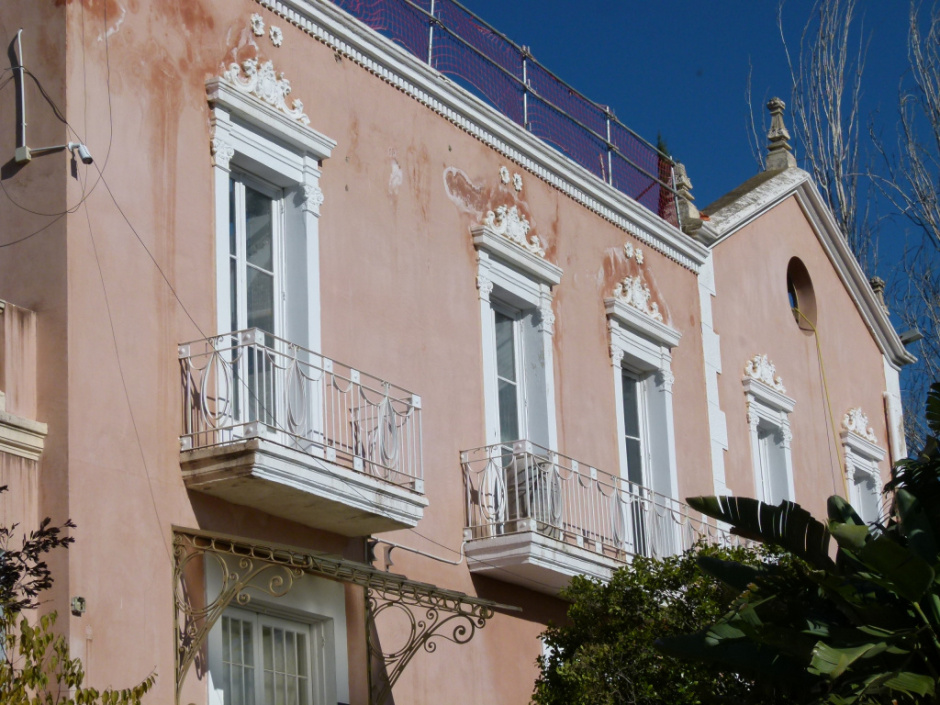 Vista detall de la façana lateral.