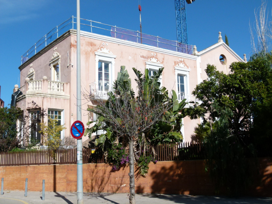 Vista general de la façana lateral.