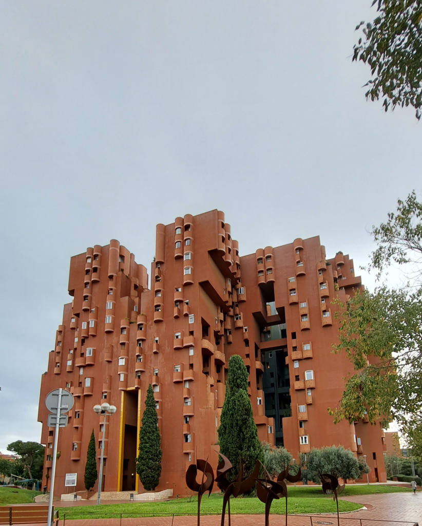 Detall de la façana amb la porta d'accés.