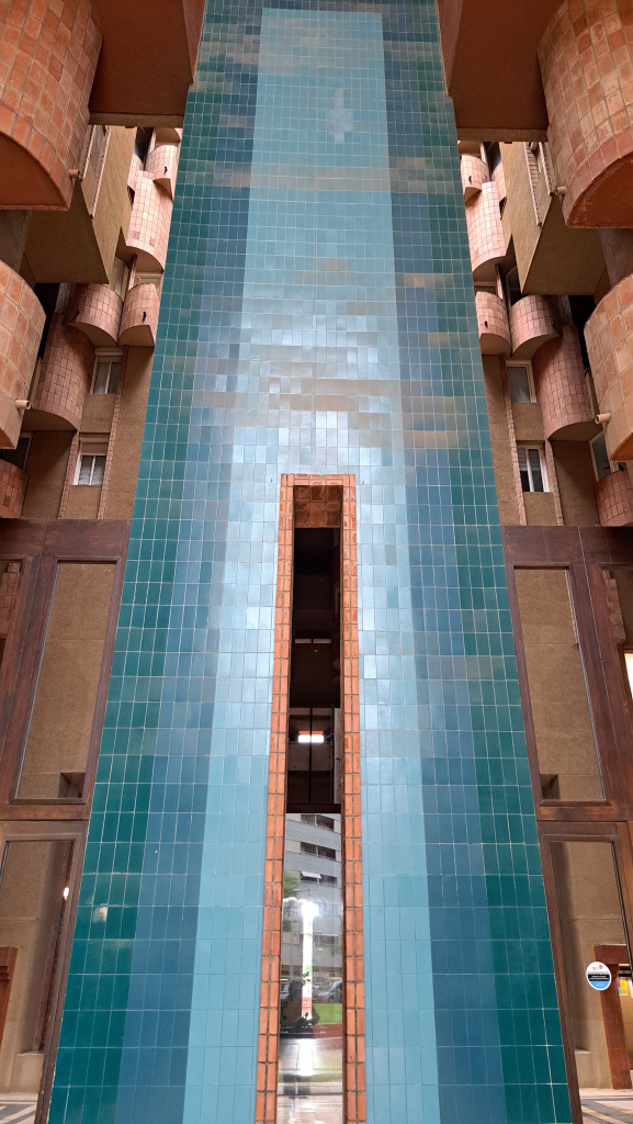 Vista del pati interior, amb el revestiment ceràmic de color blau.