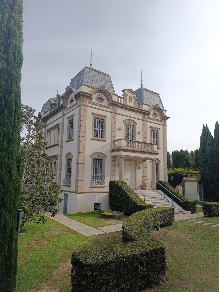 Vista general amb el jardí.