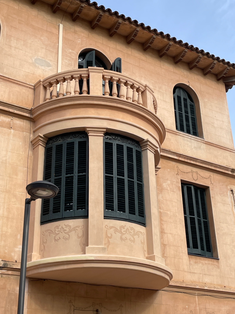 Detall de la tribuna semicircular.