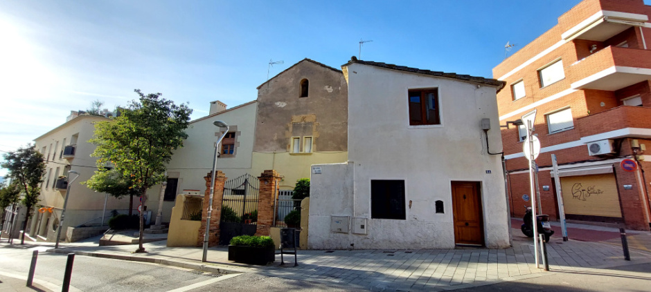 Vista frontal de la construcció.