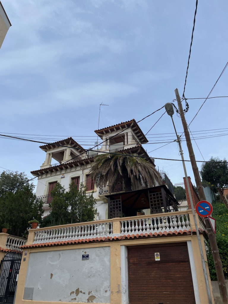 Vista lateral de la façana.