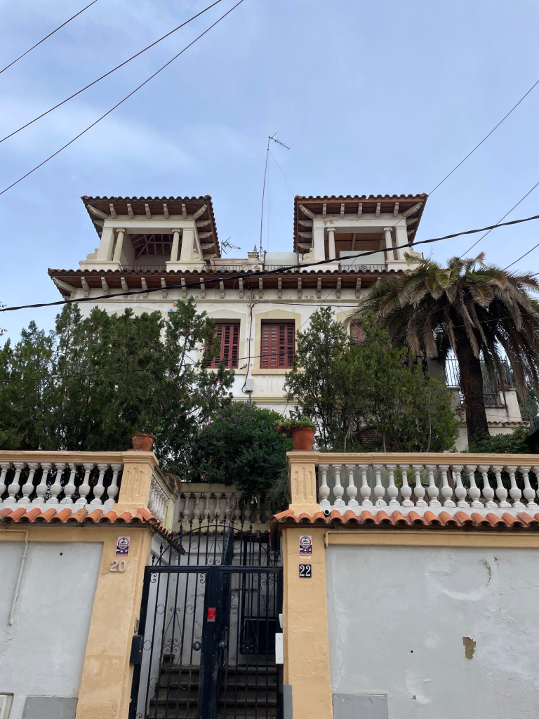 Vista frontal de la façana.