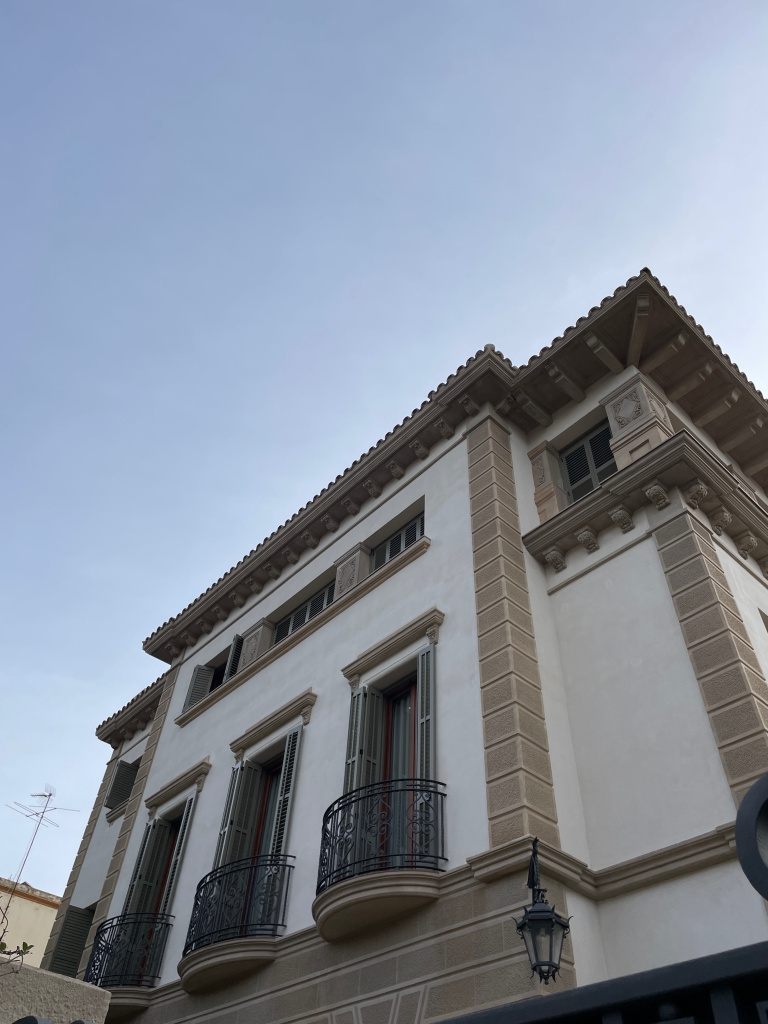 Vista detall de la façana.