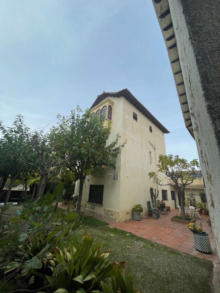 Vista general de la façana posterior.