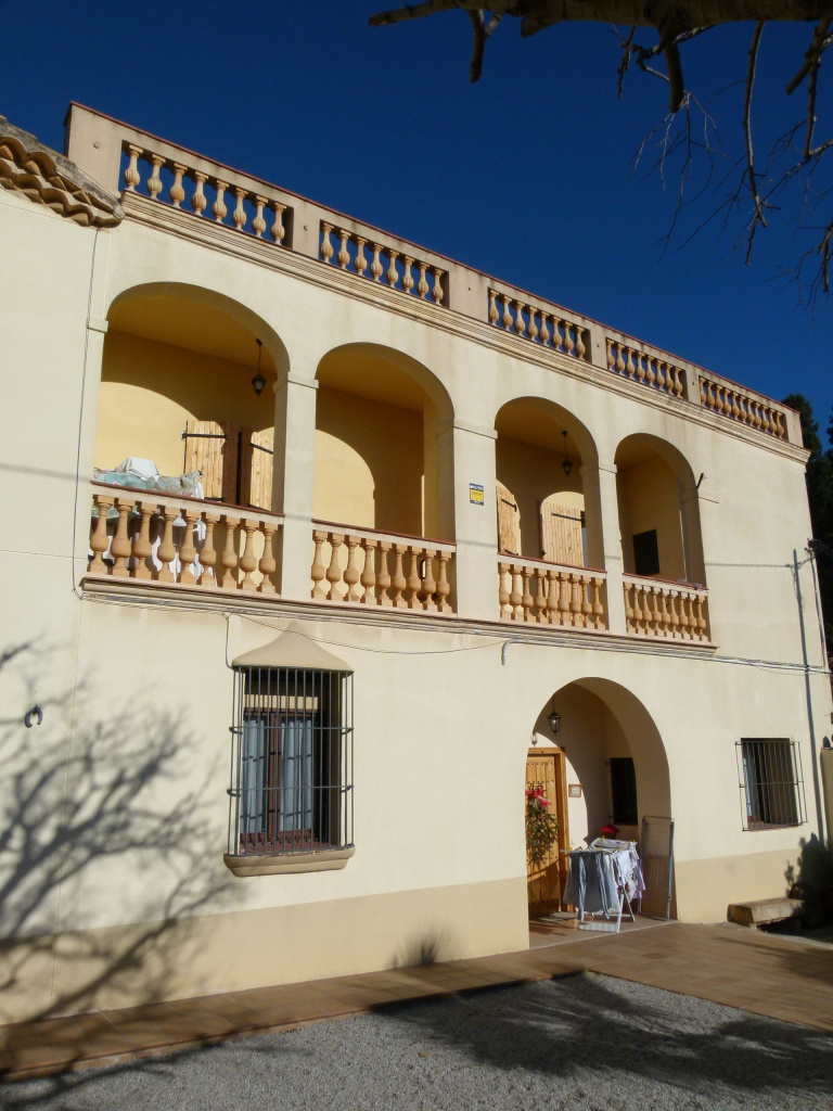 Vista detall de la façana del cos adossat a l'edifici principal. 