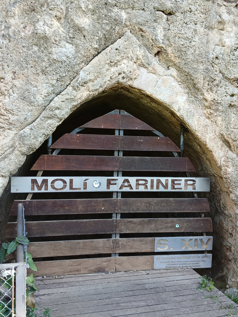 Vista detall del portal d'entrada.