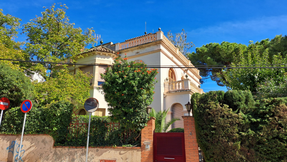 Vista general del lateral de la façana.