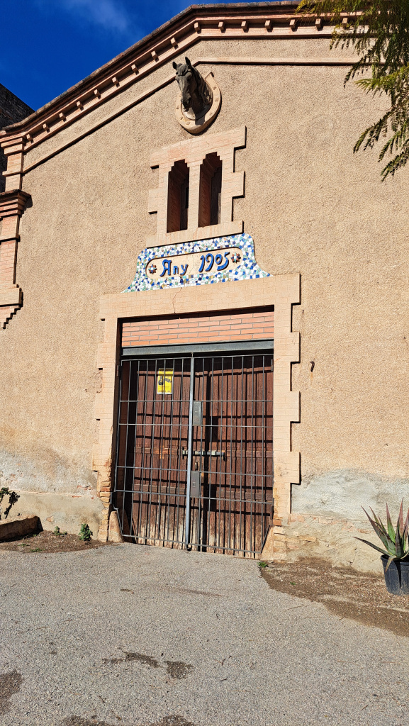 Detall de la façana de l'edifici de les quadres.