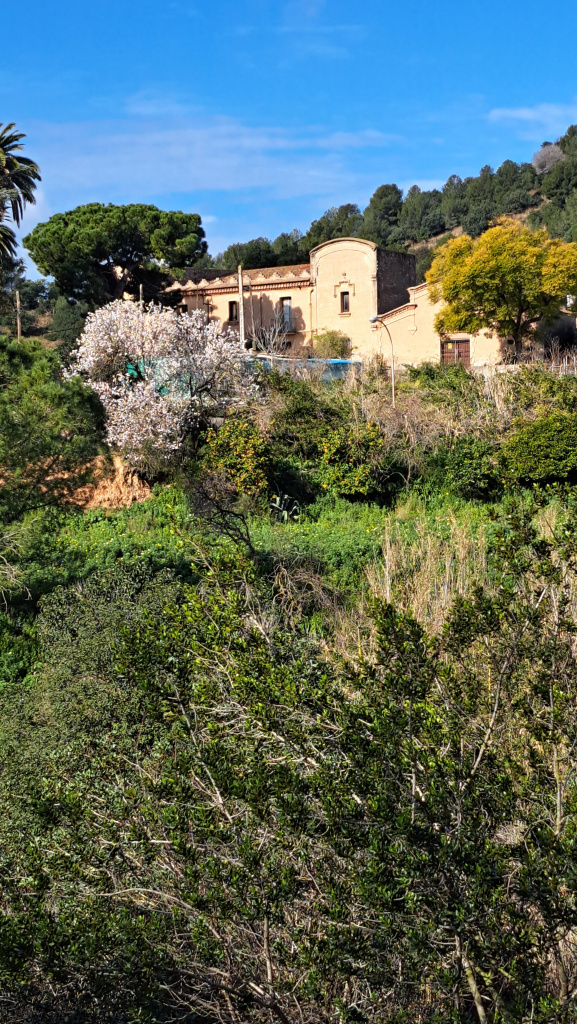 Vista general de la masia i els camps del voltant.