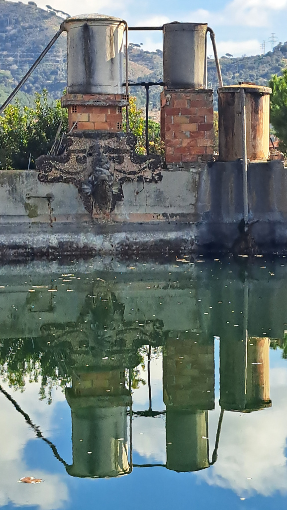 Bassa amb sortida d'aigua decorada per un ésser fantàstic.