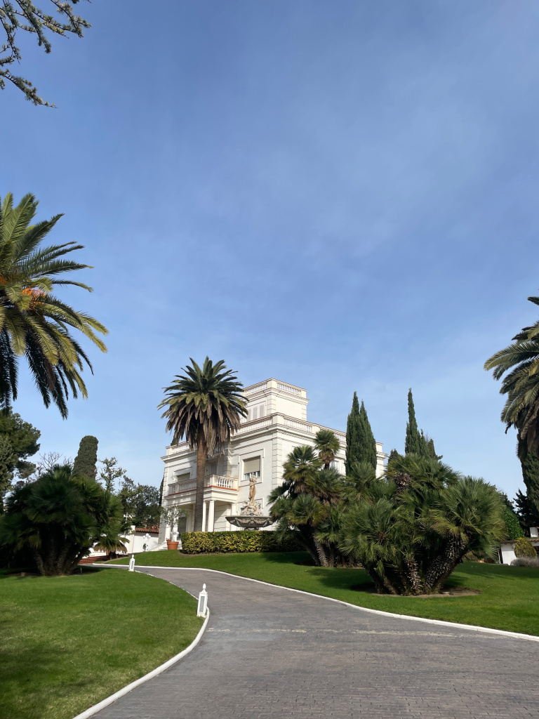 Vista general de la façana i camí d'entrada.