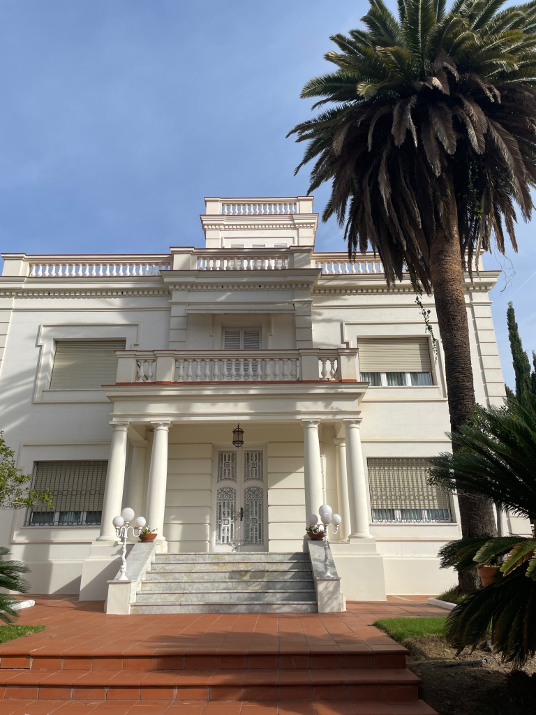 Vista detall de la façana.