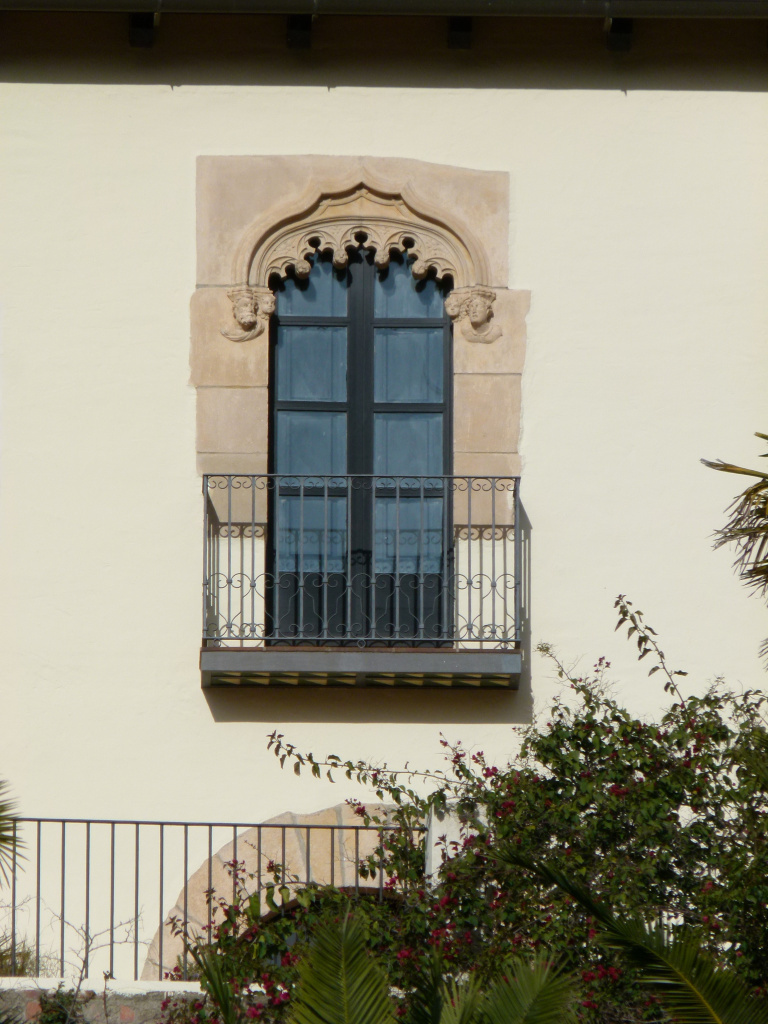 Vista detall de la façana.